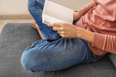 adam evde çok ilginç bir kitap okuma