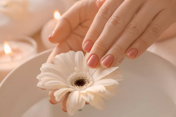 Jeune Femme Avec Manucure Fraîche Belle Fleur Après Traitement Dans — Photo