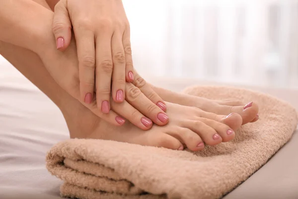 Młoda Kobieta Piękny Manicure Pedicure Zabiegu Salonie Spa — Zdjęcie stockowe