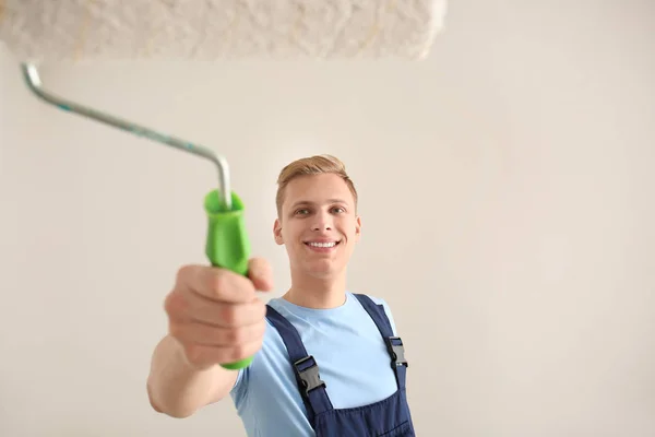 Pintor Masculino Usando Rolo Para Remodelar Cor Parede Dentro Casa — Fotografia de Stock