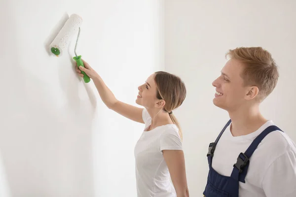 Jovem Pintor Trabalhando Sob Supervisão Capataz Quarto — Fotografia de Stock