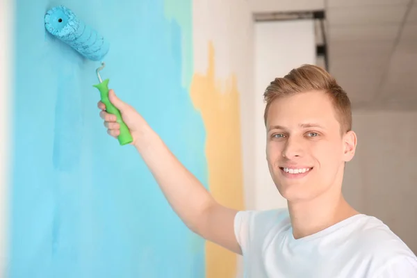 Male Painter Using Roller Refurbishing Color Wall Indoors — Stock Photo, Image