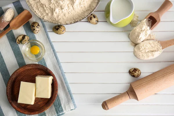 Flache Lagekomposition Mit Küchengeräten Und Produkten Auf Holzgrund Bäckereiwerkstatt — Stockfoto