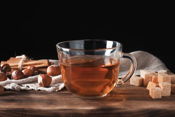 Glasschale Mit Aromatischem Tee Auf Tisch Vor Dunklem Hintergrund — Stockfoto