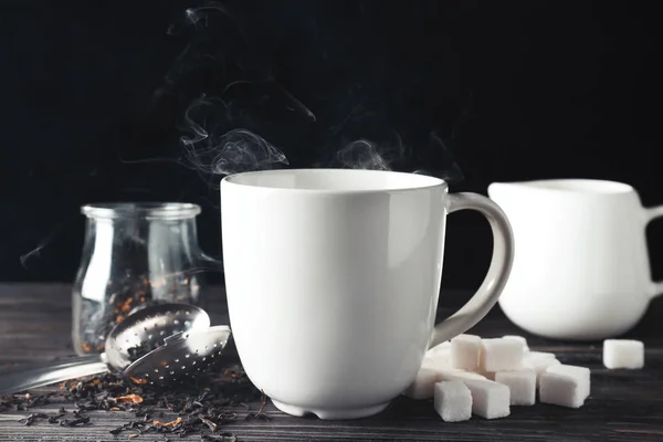 Taza Con Aromático Sobre Mesa Sobre Fondo Oscuro —  Fotos de Stock