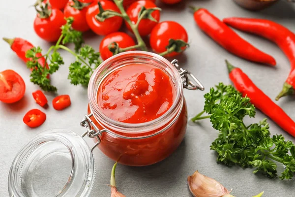 Glas Mit Köstlicher Tomatensauce Auf Grauem Tisch — Stockfoto