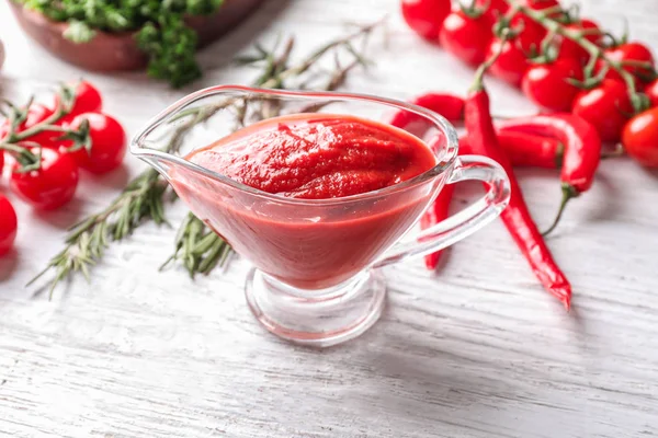 Sauce Mit Tomatensauce Auf Holztisch — Stockfoto