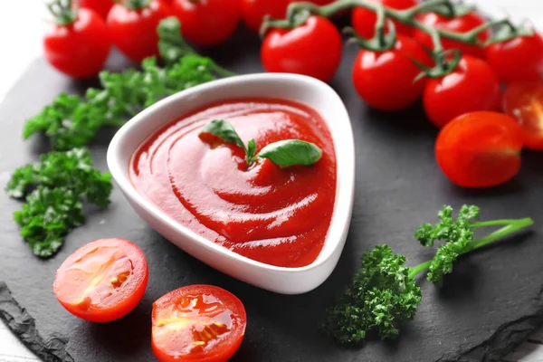 Schüssel Mit Köstlicher Tomatensauce Auf Schieferteller — Stockfoto