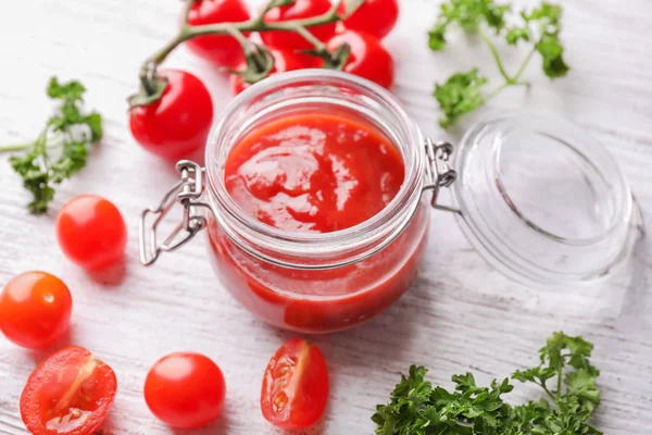 Glas Mit Köstlicher Sauce Und Tomaten Auf Holztisch — Stockfoto