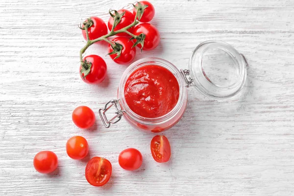 Glas Mit Köstlicher Sauce Und Tomaten Auf Holztisch — Stockfoto