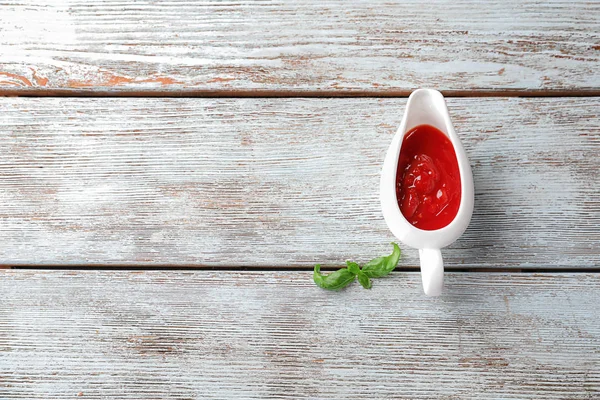 Barco Salsa Con Deliciosa Salsa Tomate Mesa Madera — Foto de Stock