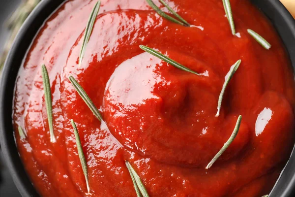 Leckere Tomatensauce Schüssel Nahaufnahme — Stockfoto