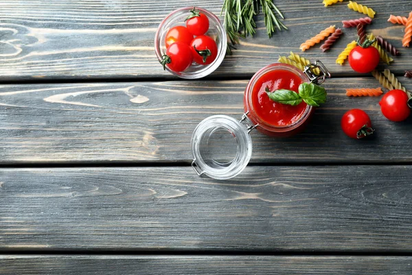 Komposition Mit Schmackhafter Tomatensauce Auf Hölzernem Hintergrund — Stockfoto