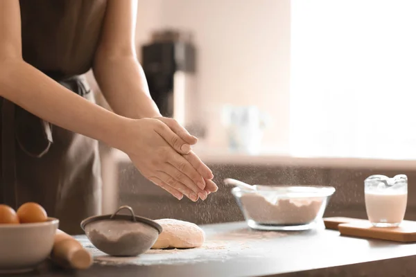 Baker Sprinkling Flour Dough Table — Stock Photo, Image