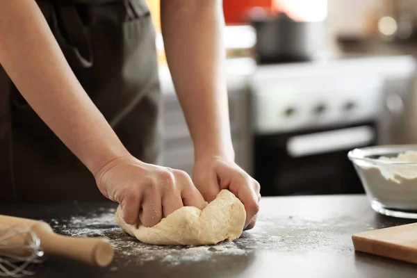 Baker Hnětení Těsta Kuchyňském Stole — Stock fotografie