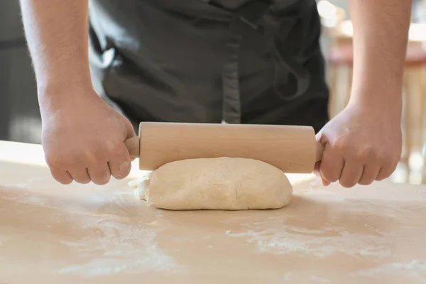 Bäcker Rollt Teig Auf Küchentisch — Stockfoto