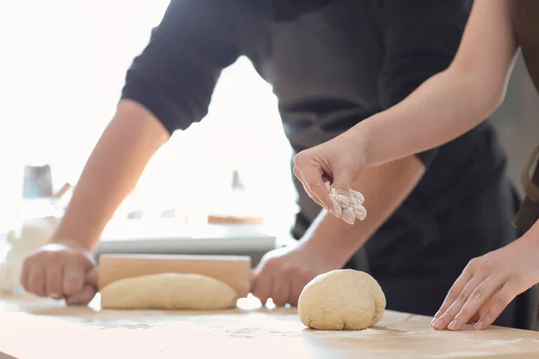 Panaderos Preparando Masa Mesa Cocina —  Fotos de Stock