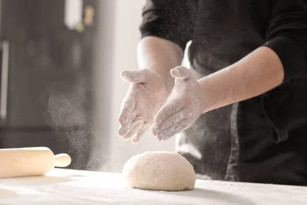 Baker Posypat Moukou Těsto Kuchyňském Stole — Stock fotografie