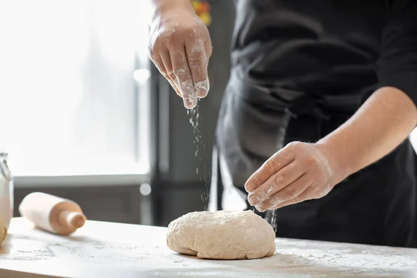 Baker Posypat Těsto Kuchyňském Stole — Stock fotografie