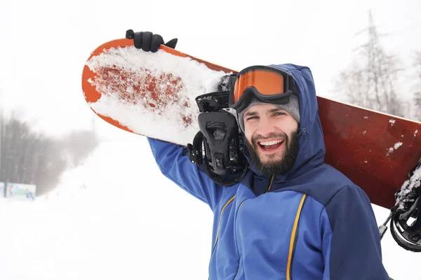 Snowboarder Maschio Pendio Località Invernale — Foto Stock