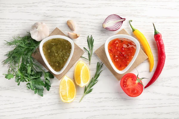 Samenstelling Met Verschillende Sauzen Witte Houten Tafel Bovenaanzicht — Stockfoto