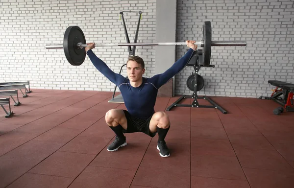 Entrenamiento Hombre Atlético Con Barra Pesas Gimnasio Moderno —  Fotos de Stock