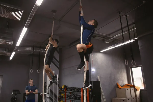 Deportivos Jóvenes Subiendo Cuerda Gimnasio — Foto de Stock