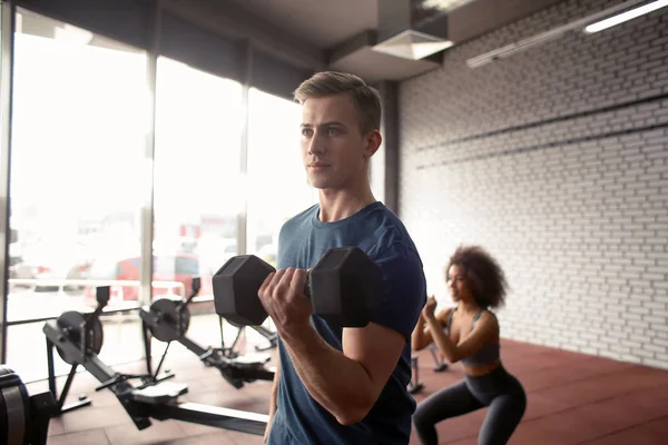 Athletic Man Doing Exercise Dumbbell Modern Gym — Stock Photo, Image