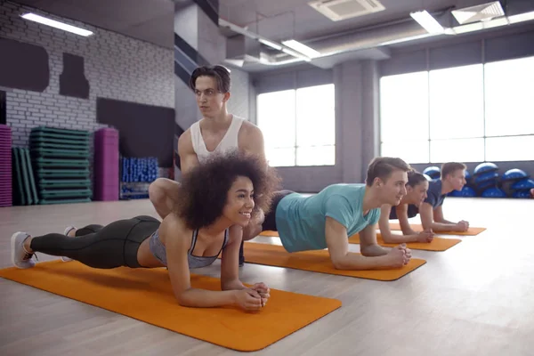 Jóvenes Deportistas Haciendo Ejercicio Gimnasio — Foto de Stock