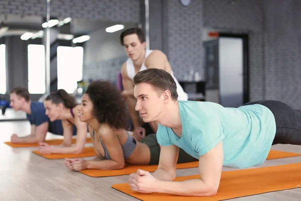 运动的年轻人在健身房锻炼 — 图库照片