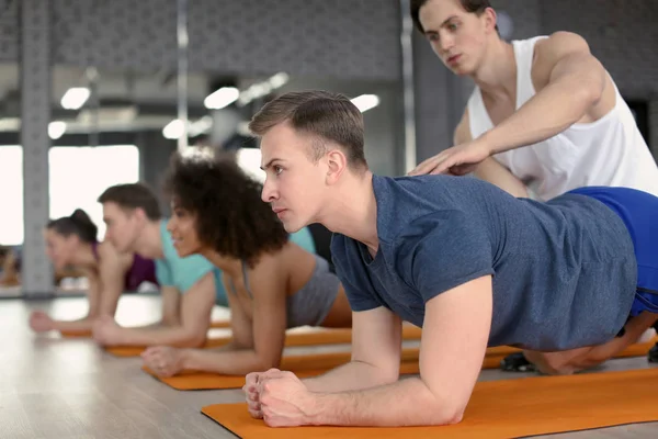 Jóvenes Deportistas Haciendo Ejercicio Gimnasio — Foto de Stock