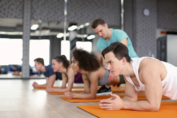 Sporty Young People Doing Exercise Gym — Stock Photo, Image