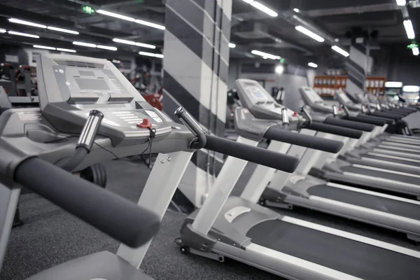 Σύγχρονο Εξοπλισμό Στο Νέο Γυμναστήριο Του Εσωτερικούς Χώρους — Φωτογραφία Αρχείου