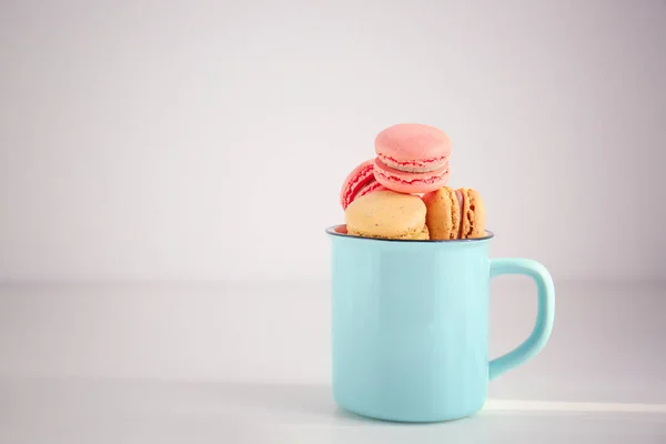 Copo Metal Com Saborosos Macarons Coloridos Fundo Claro — Fotografia de Stock