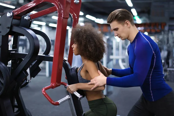 Sporty Woman Doing Exercises Supervision Her Personal Trainer Gym — Stock Photo, Image