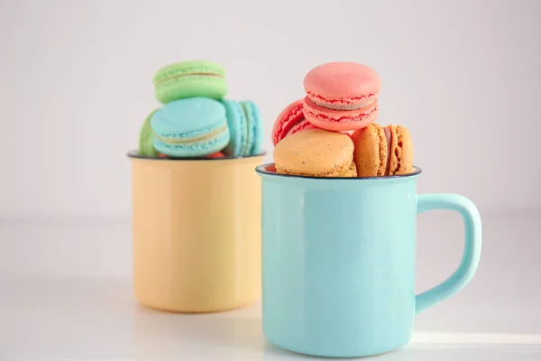 Copos Metal Com Saborosos Macarons Coloridos Fundo Claro — Fotografia de Stock