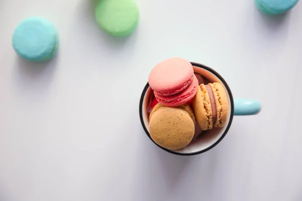 Metallbecher Mit Leckeren Bunten Macarons Auf Weißem Hintergrund — Stockfoto