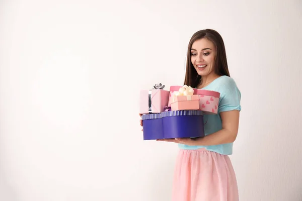 Hermosa Mujer Joven Con Cajas Regalo Sobre Fondo Claro — Foto de Stock