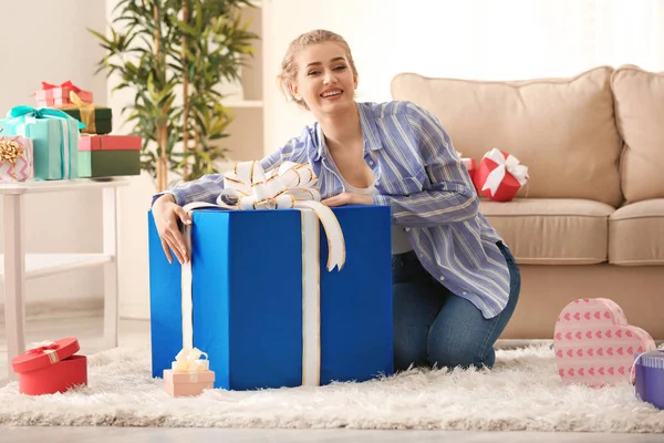 Hermosa Mujer Joven Con Muchas Cajas Regalo Casa —  Fotos de Stock