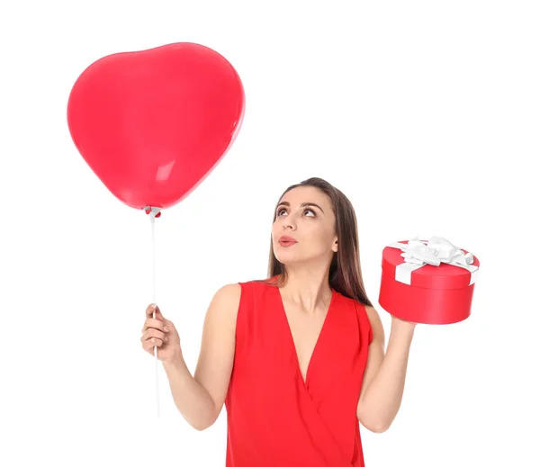 美丽的年轻女子与礼品盒和气球白色背景 — 图库照片