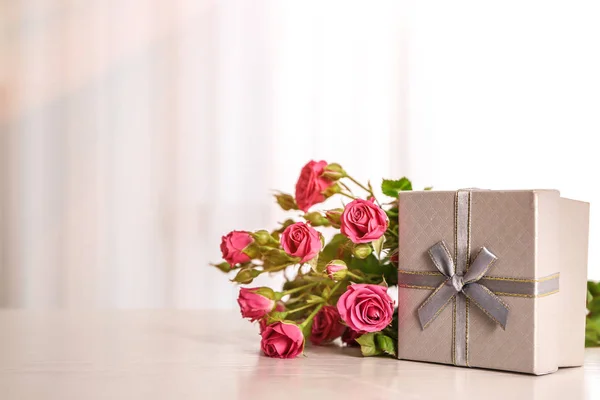 Gift Box Beautiful Flowers Table — Stock Photo, Image