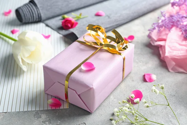 Vacker Presentförpackning Och Blommor Bord — Stockfoto