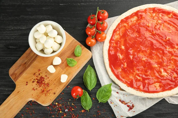 Massa Crua Para Pizza Com Molho Vermelho Ingredientes Mesa Vista — Fotografia de Stock
