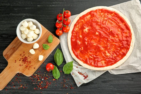 Pâte Crue Pour Pizza Avec Sauce Rouge Ingrédients Sur Table — Photo