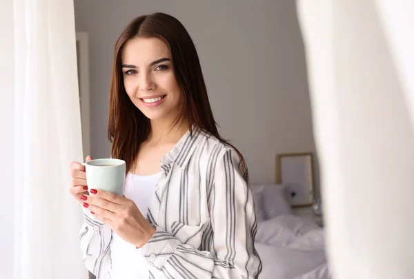 Morgen Der Schönen Jungen Frau Die Hause Kaffee Trinkt — Stockfoto