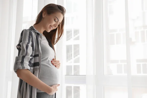 Ochtend Van Mooie Zwangere Vrouw Permanent Buurt Van Venster — Stockfoto