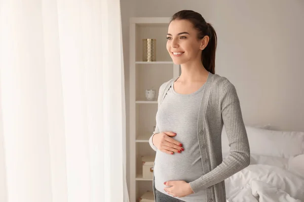 침실에서 임신한 여자의 — 스톡 사진