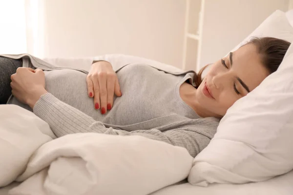 Morgen Der Schönen Schwangeren Frau Auf Dem Bett Liegend — Stockfoto