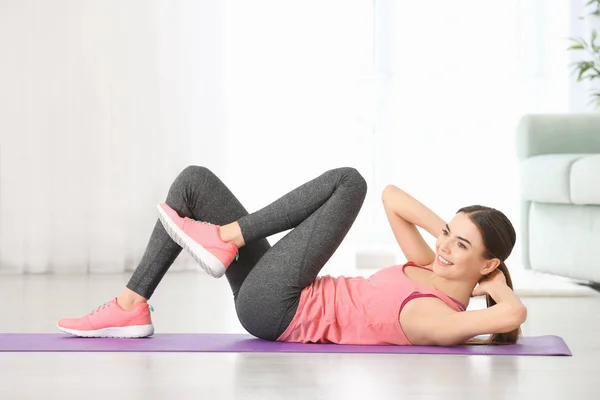 Hermosa Joven Entrenando Casa Por Mañana — Foto de Stock