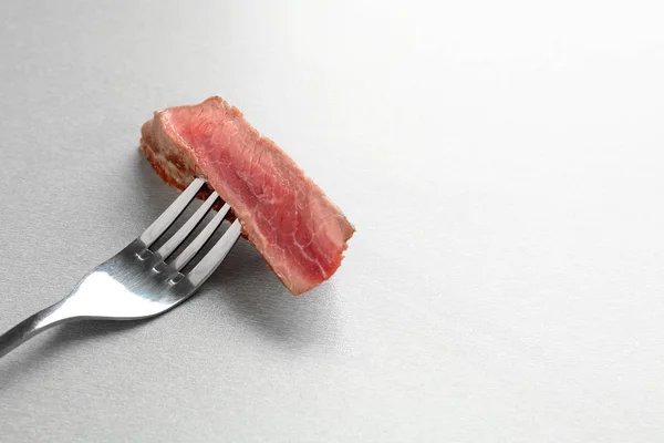 Villás Könnyű Háttér Ízletes Sült Hússal — Stock Fotó